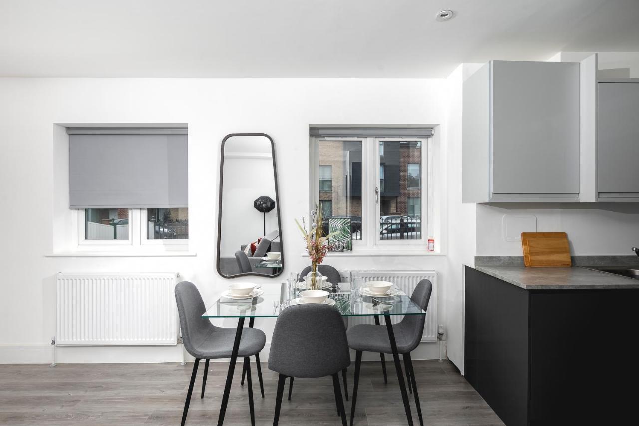 Skyvillion - London Enfield Chase Apartments With Parking & Wifi Екстер'єр фото