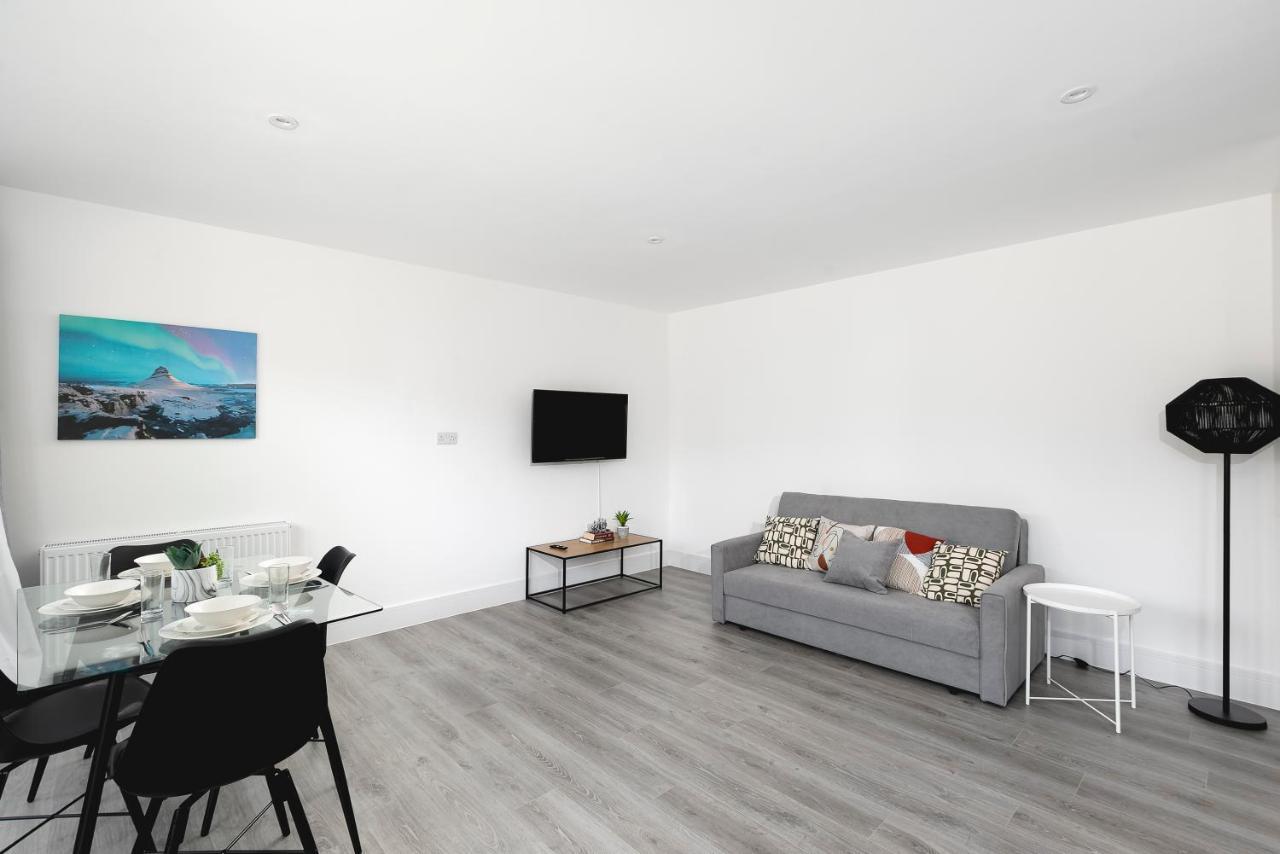 Skyvillion - London Enfield Chase Apartments With Parking & Wifi Екстер'єр фото