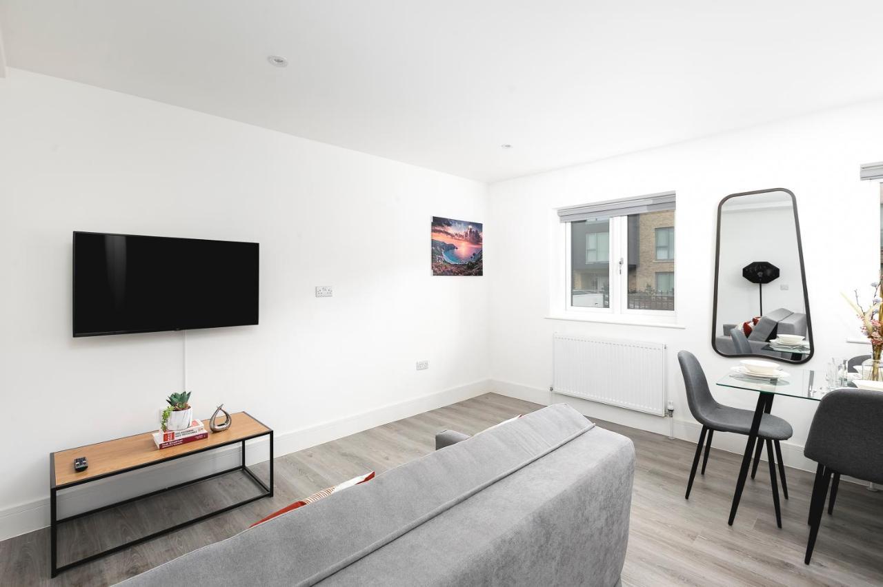Skyvillion - London Enfield Chase Apartments With Parking & Wifi Екстер'єр фото