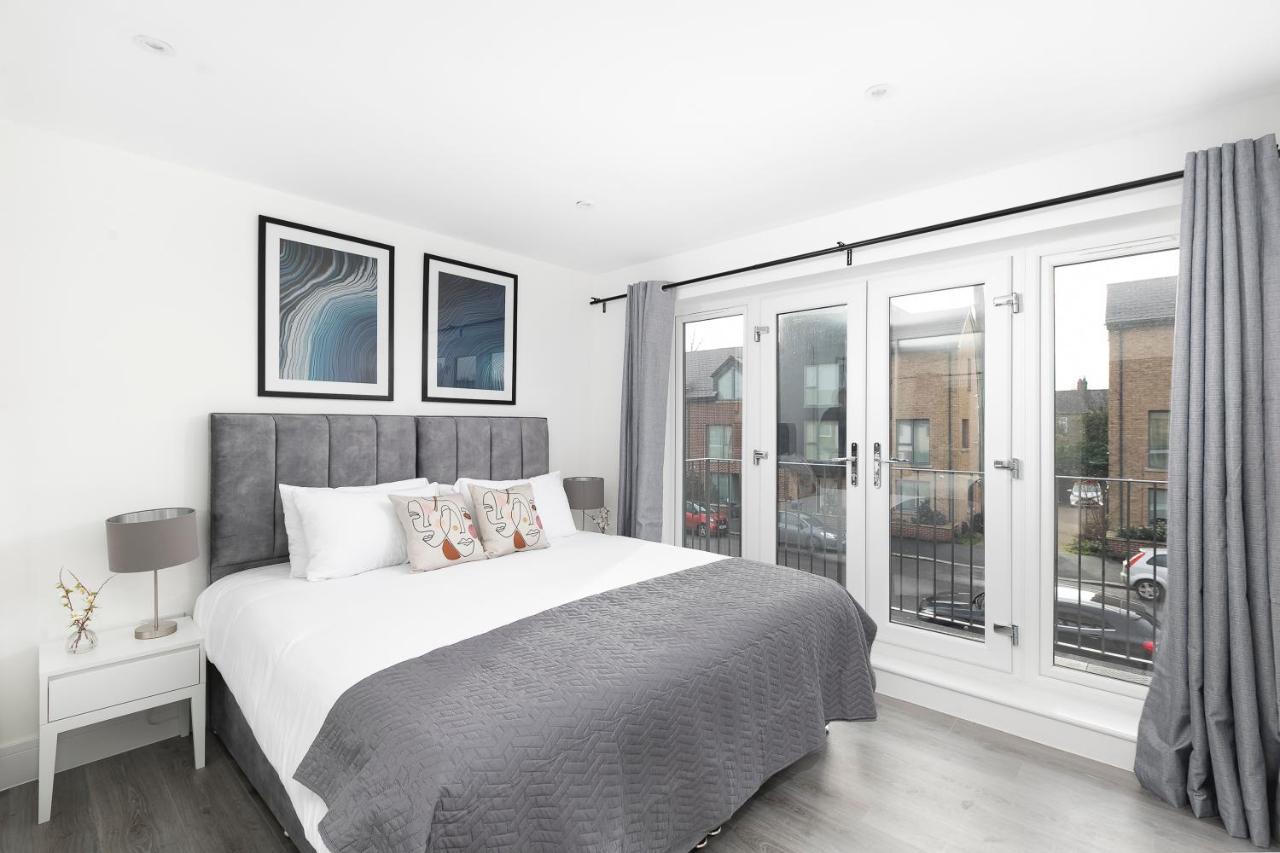 Skyvillion - London Enfield Chase Apartments With Parking & Wifi Екстер'єр фото