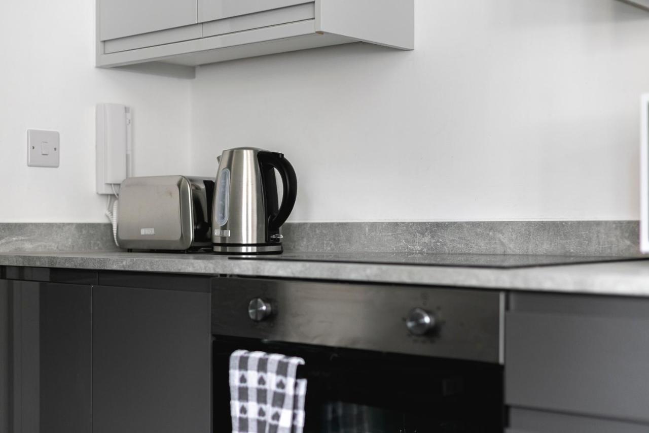 Skyvillion - London Enfield Chase Apartments With Parking & Wifi Екстер'єр фото