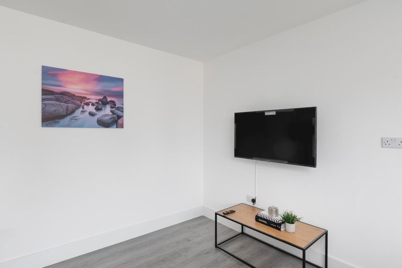 Skyvillion - London Enfield Chase Apartments With Parking & Wifi Екстер'єр фото