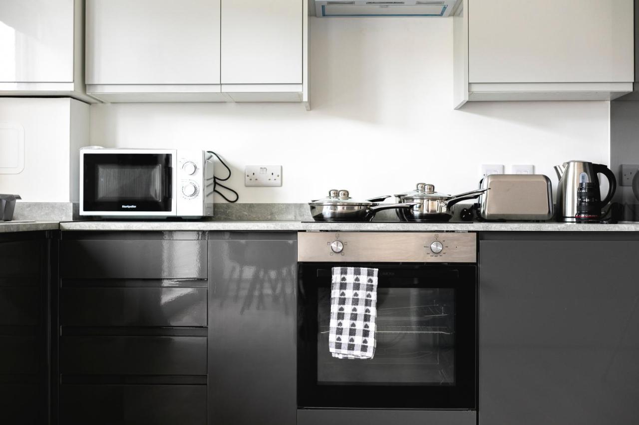 Skyvillion - London Enfield Chase Apartments With Parking & Wifi Екстер'єр фото