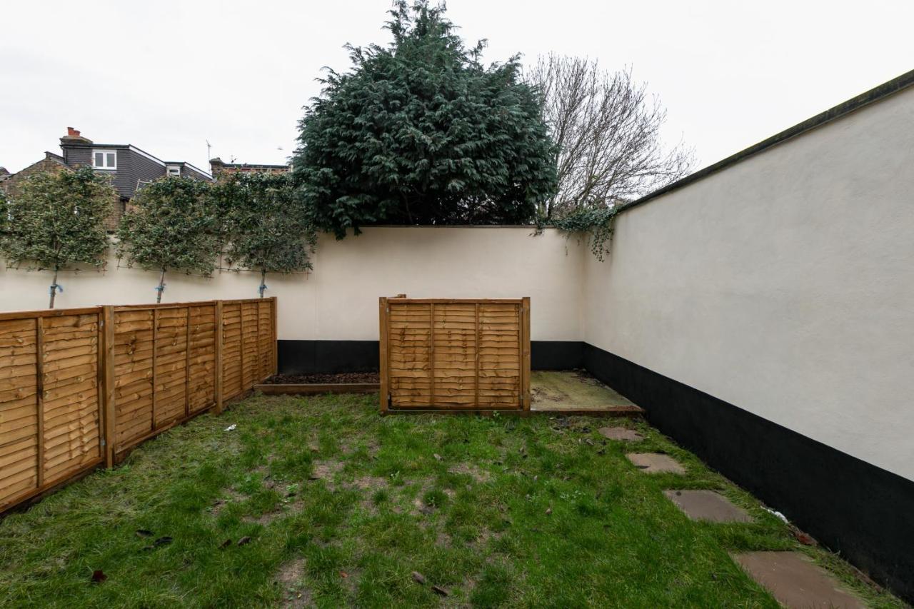 Skyvillion - London Enfield Chase Apartments With Parking & Wifi Екстер'єр фото